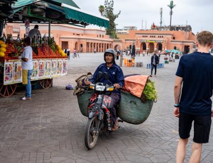 Villas à louer à Marrakech, offrant des espaces de vie luxueux, des piscines privées et des jardins dans des environnements calmes et sécurisés.